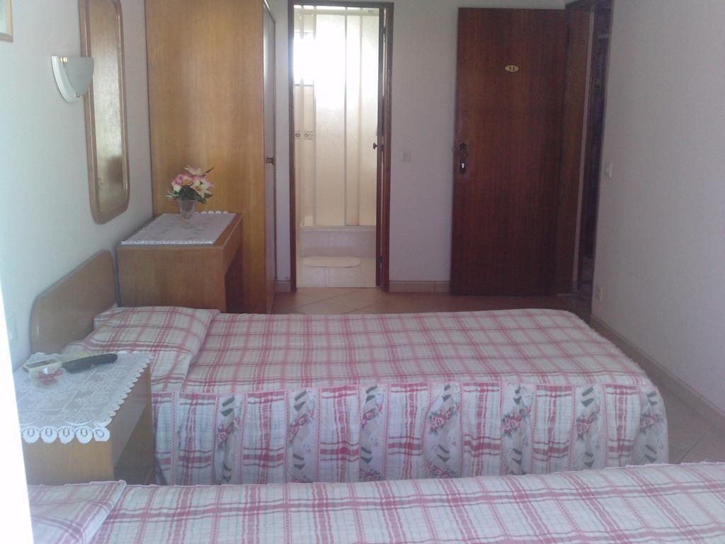 Residencial Nosso Paraiso Bed & Breakfast Quarteira Room photo